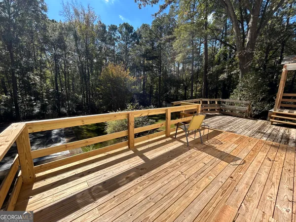 a view of a backyard