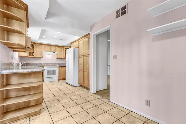 $689,000 | 21821 Burbank Boulevard, Unit 145, Woodland Hills, CA 91367