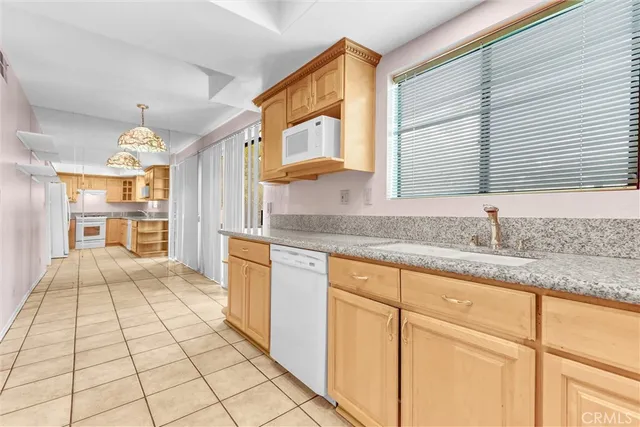 $689,000 | 21821 Burbank Boulevard, Unit 145, Woodland Hills, CA 91367