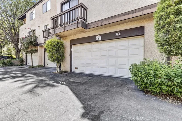 $689,000 | 21821 Burbank Boulevard, Unit 145, Woodland Hills, CA 91367