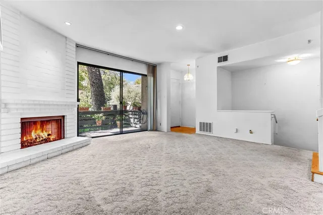 $689,000 | 21821 Burbank Boulevard, Unit 145, Woodland Hills, CA 91367