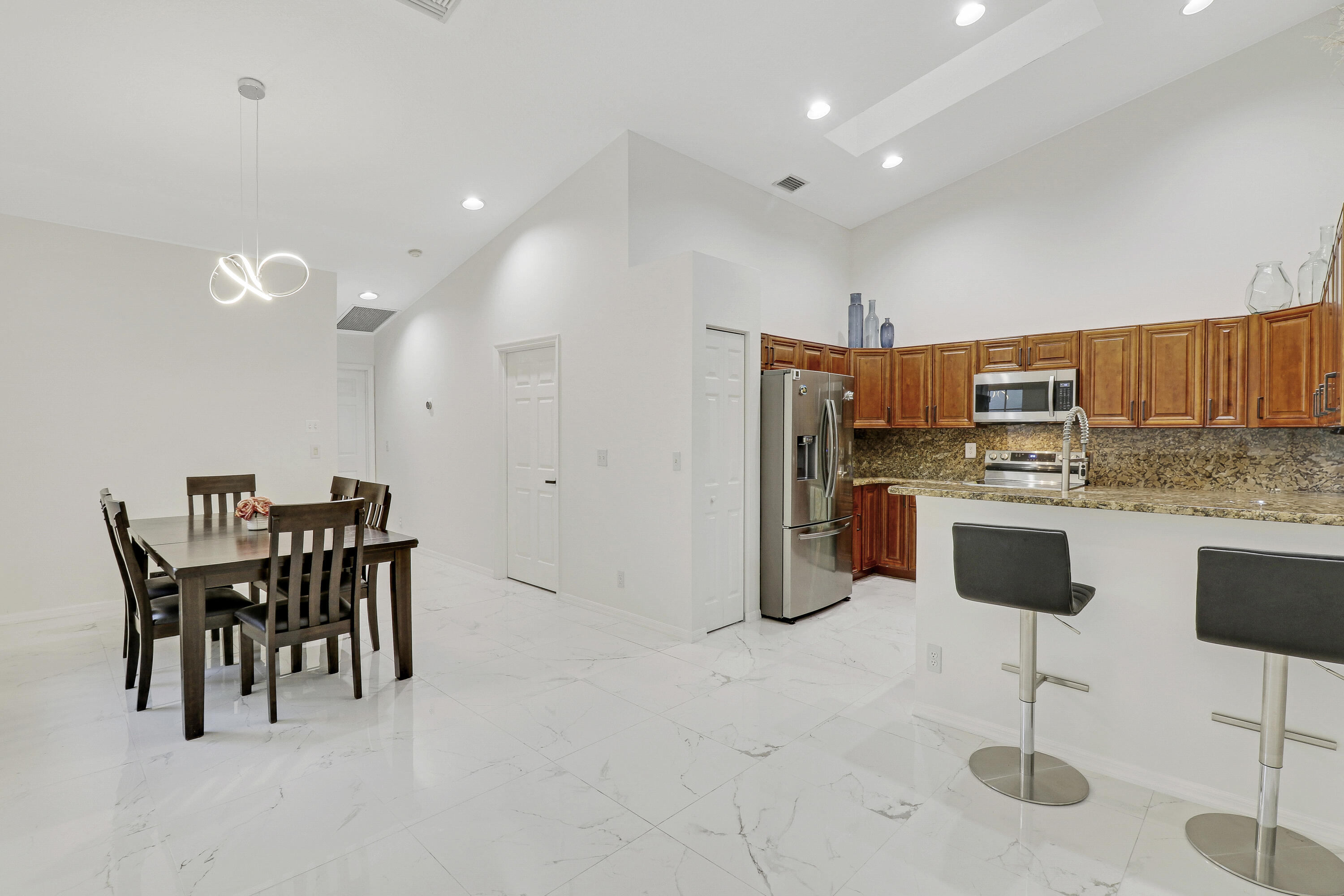 8237 Vía Bella Boca Raton, FL 33496 - Photo 16 of 41 Updated Kitchen