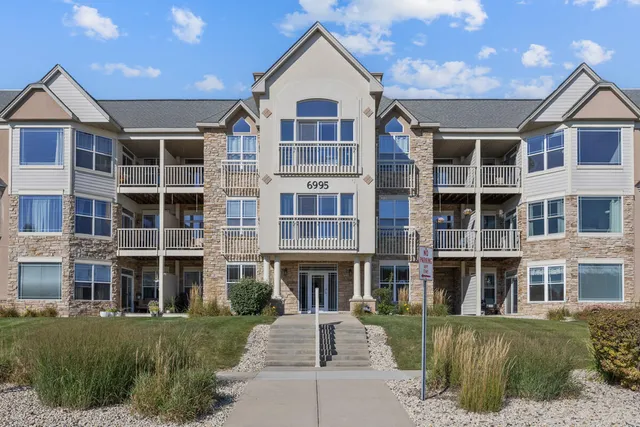 $289,900 | 6995 South Riverwood Boulevard, Unit S301, Franklin, WI 53132
