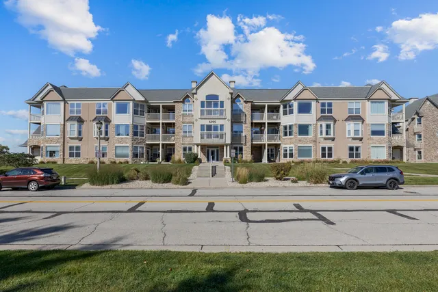 $289,900 | 6995 South Riverwood Boulevard, Unit S301, Franklin, WI 53132