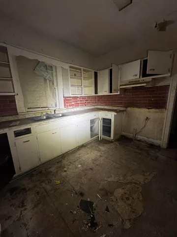 a view of a livingroom with furniture