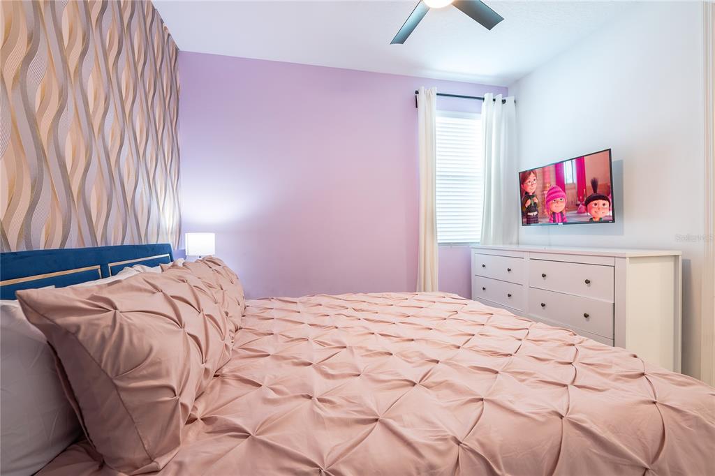 8900 Caroline Bay Court Kissimmee, FL 34747 - Photo 29 of 62 a bedroom with a bed and a painting on the wall
