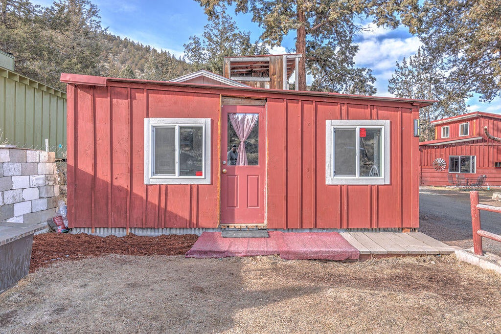 1145 South Rimrock Road Prineville, OR 97754 - Photo 4 of 27 Detached studio would make a great office!