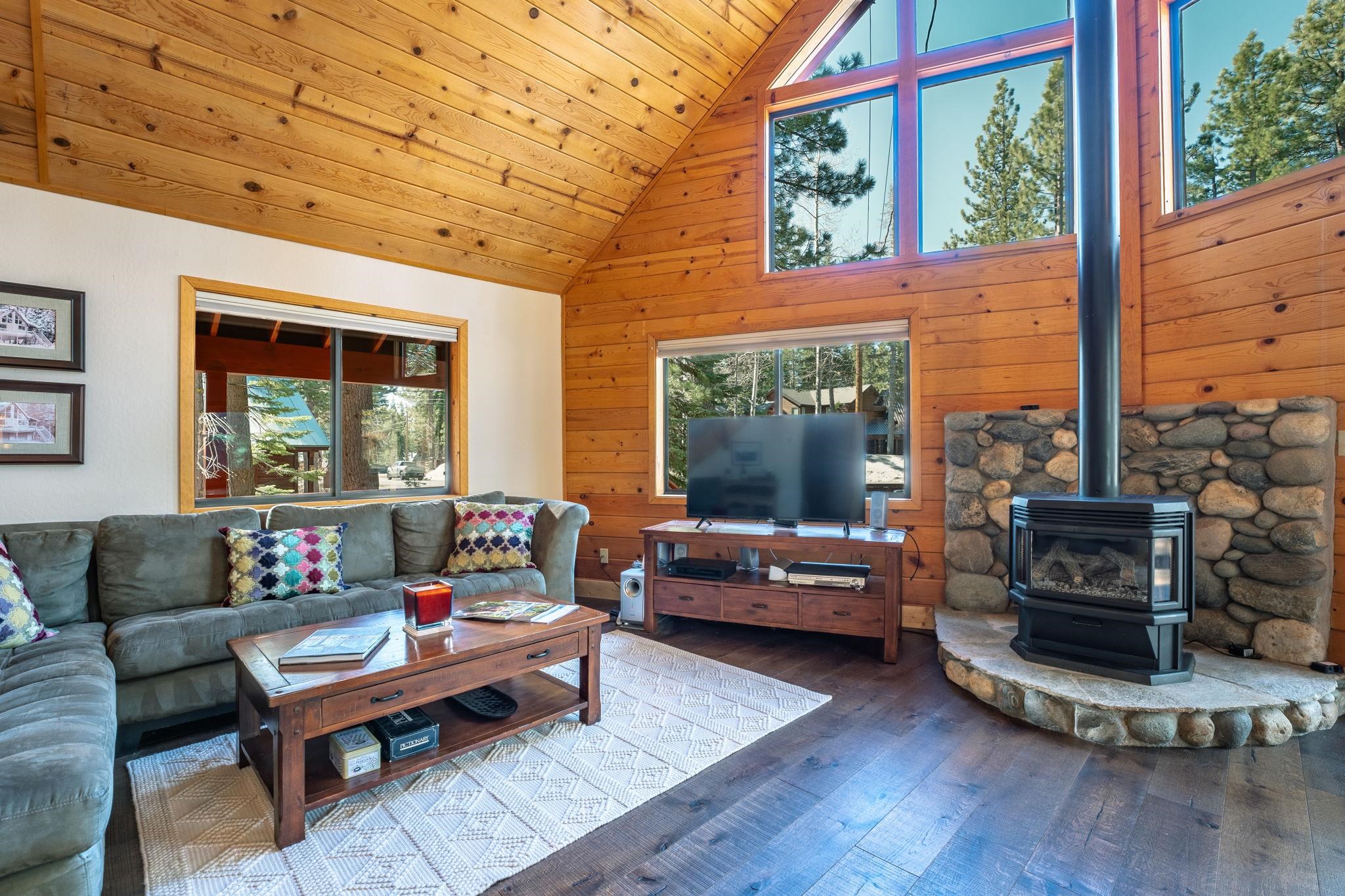 14569 Tyrol Road Truckee, CA 96161 - Photo 8 of 25 Gallery Image 8