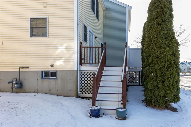 a view of entryway with a yard