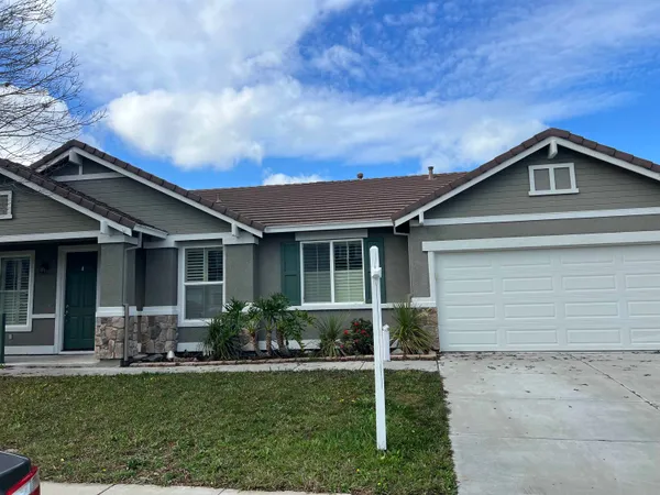 a front view of house with yard