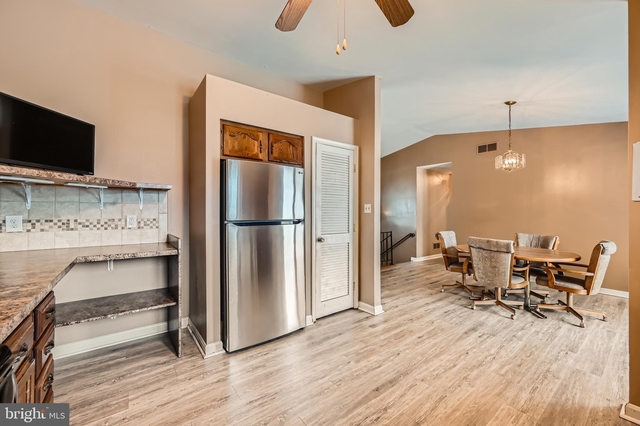 335 Poplar Road Baltimore, MD 21221 - Photo 11 of 34 a view of kitchen with furniture and flat screen tv