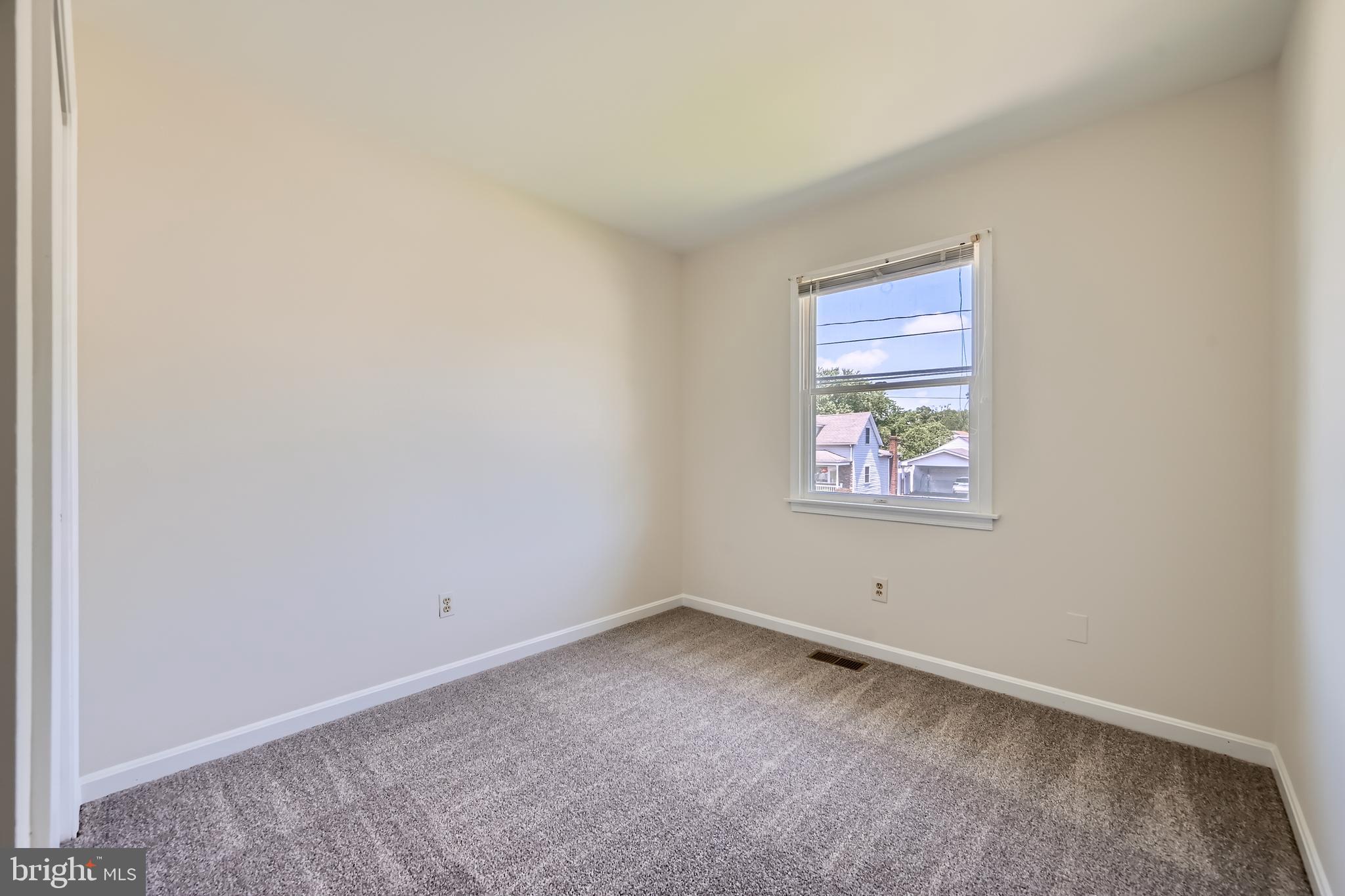 335 Poplar Road Baltimore, MD 21221 - Photo 16 of 34 an empty room with a window