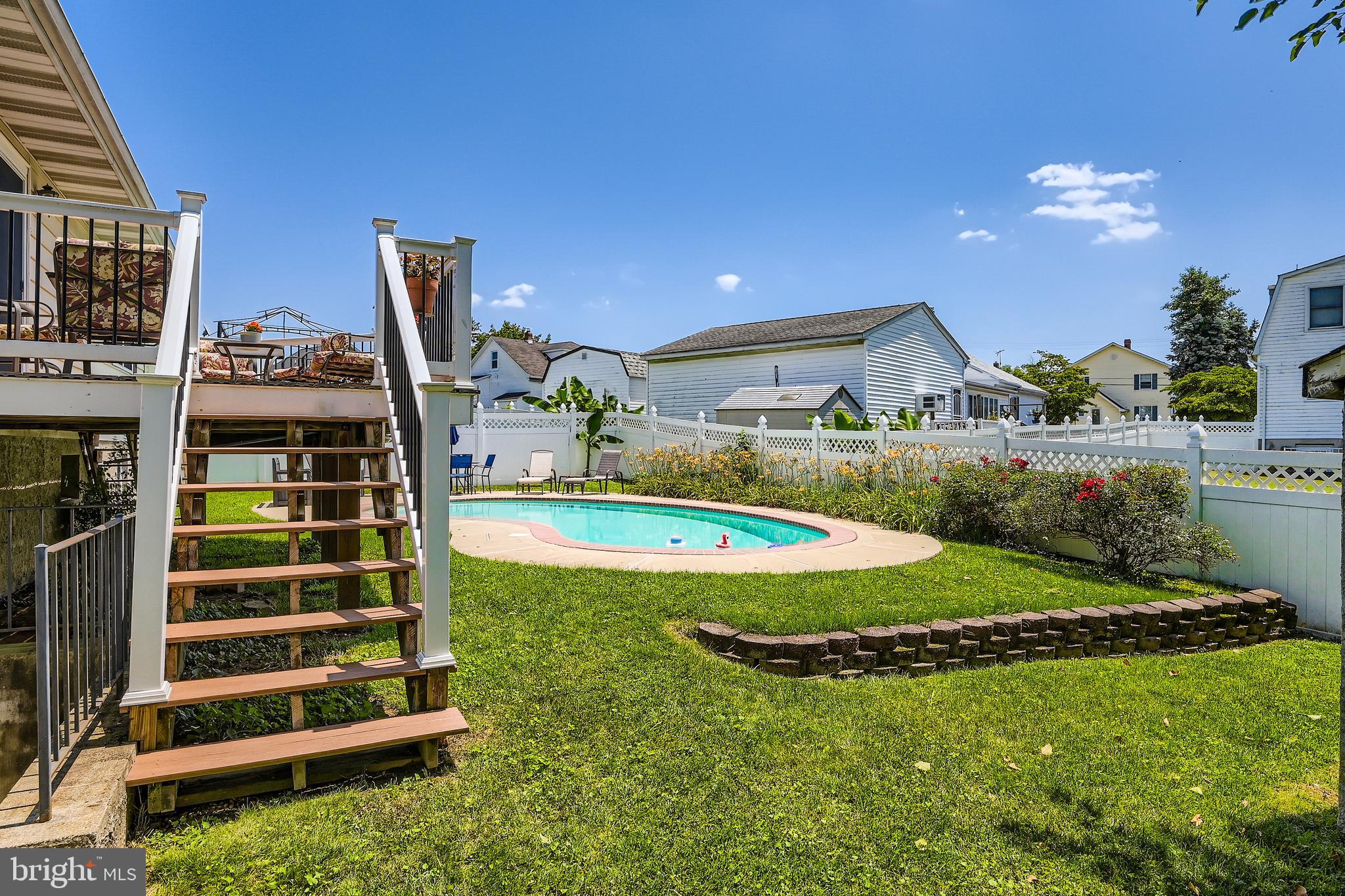 335 Poplar Road Baltimore, MD 21221 - Photo 29 of 34 a view of a backyard with lawn chairs