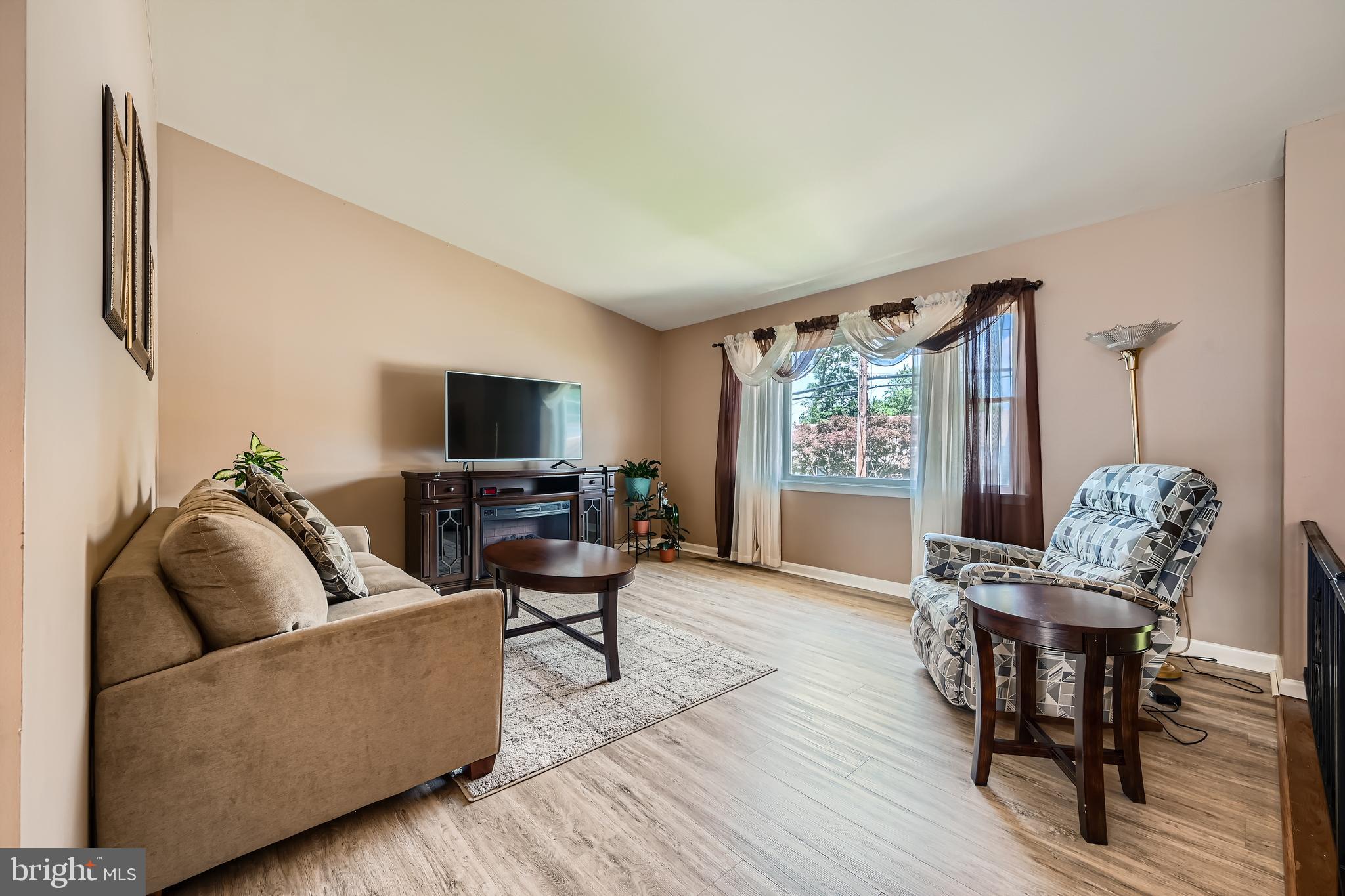 335 Poplar Road Baltimore, MD 21221 - Photo 4 of 34 a living room with furniture and a flat screen tv