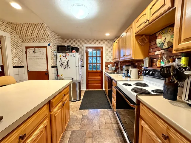 $4,200 | 157 Riverview Avenue, Unit FURNISHED, Waltham, MA 02453