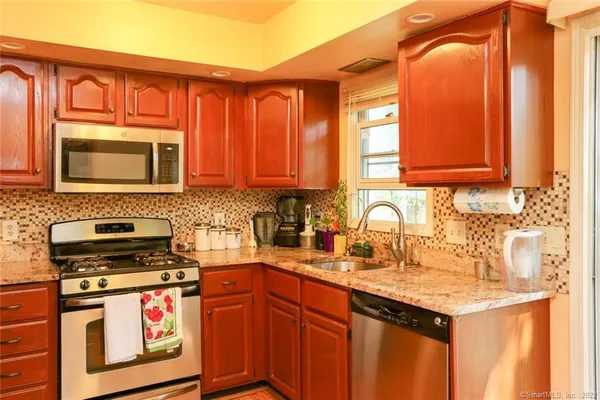 $2,900 | 431 Glenbrook Road, Unit 3, Stamford, CT 06906
