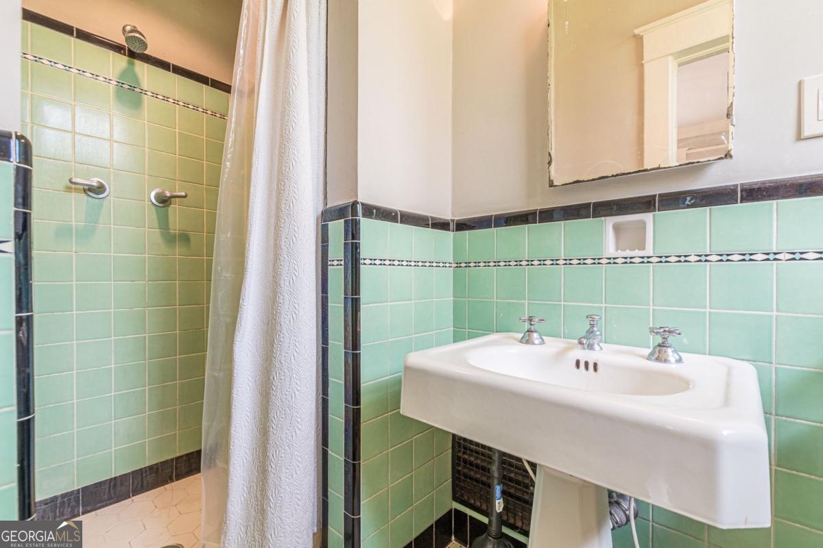 1878 Cambridge Avenue Atlanta, GA 30337 - Photo 42 of 84