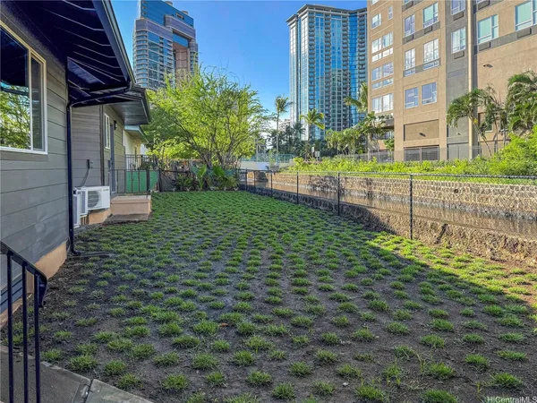 a view of a back yard