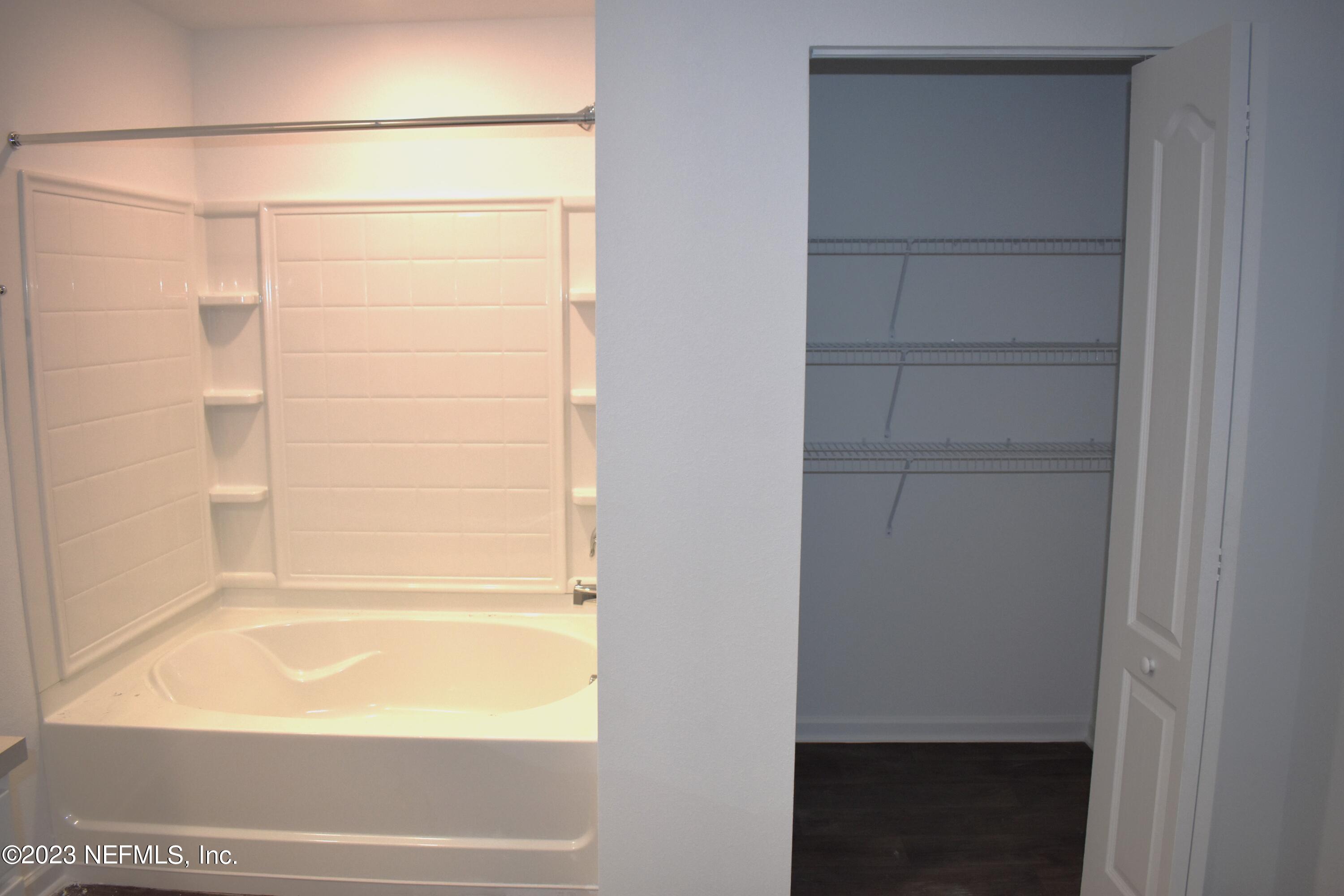 12817 Cacao Tree Trail Jacksonville, FL 32218 - Photo 21 of 41 a bathroom with a bathtub