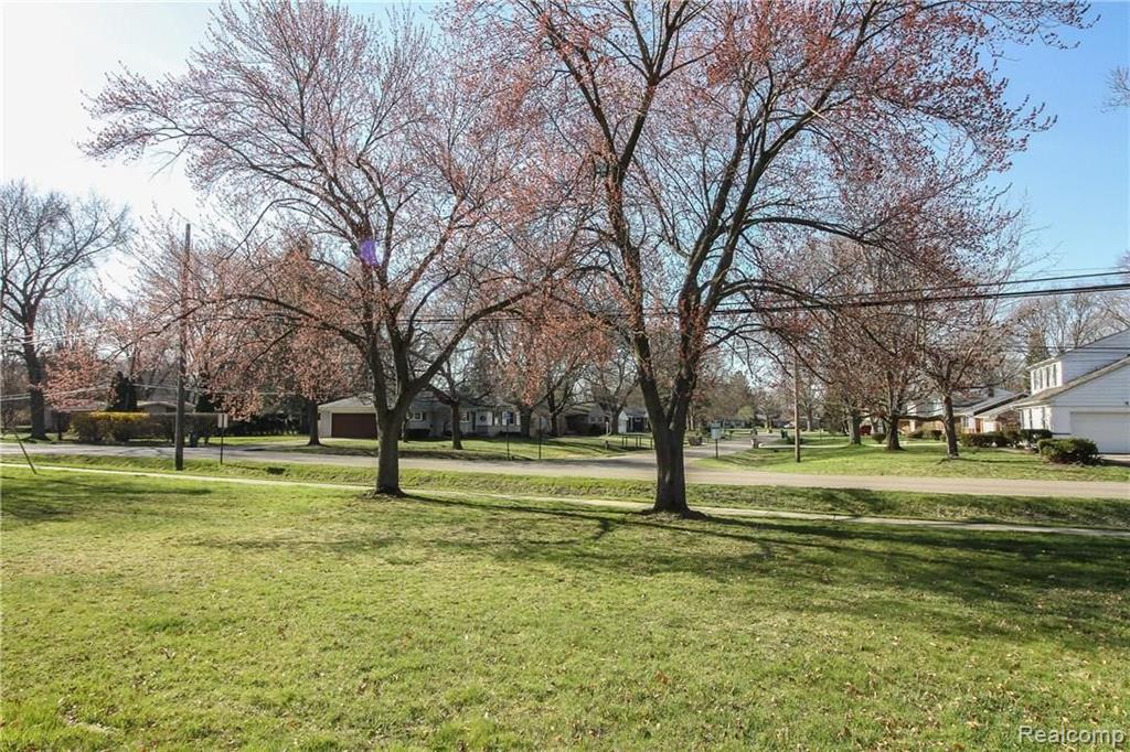 19312 Beverly Road Beverly Hills, MI 48025 - Photo 8 of 50