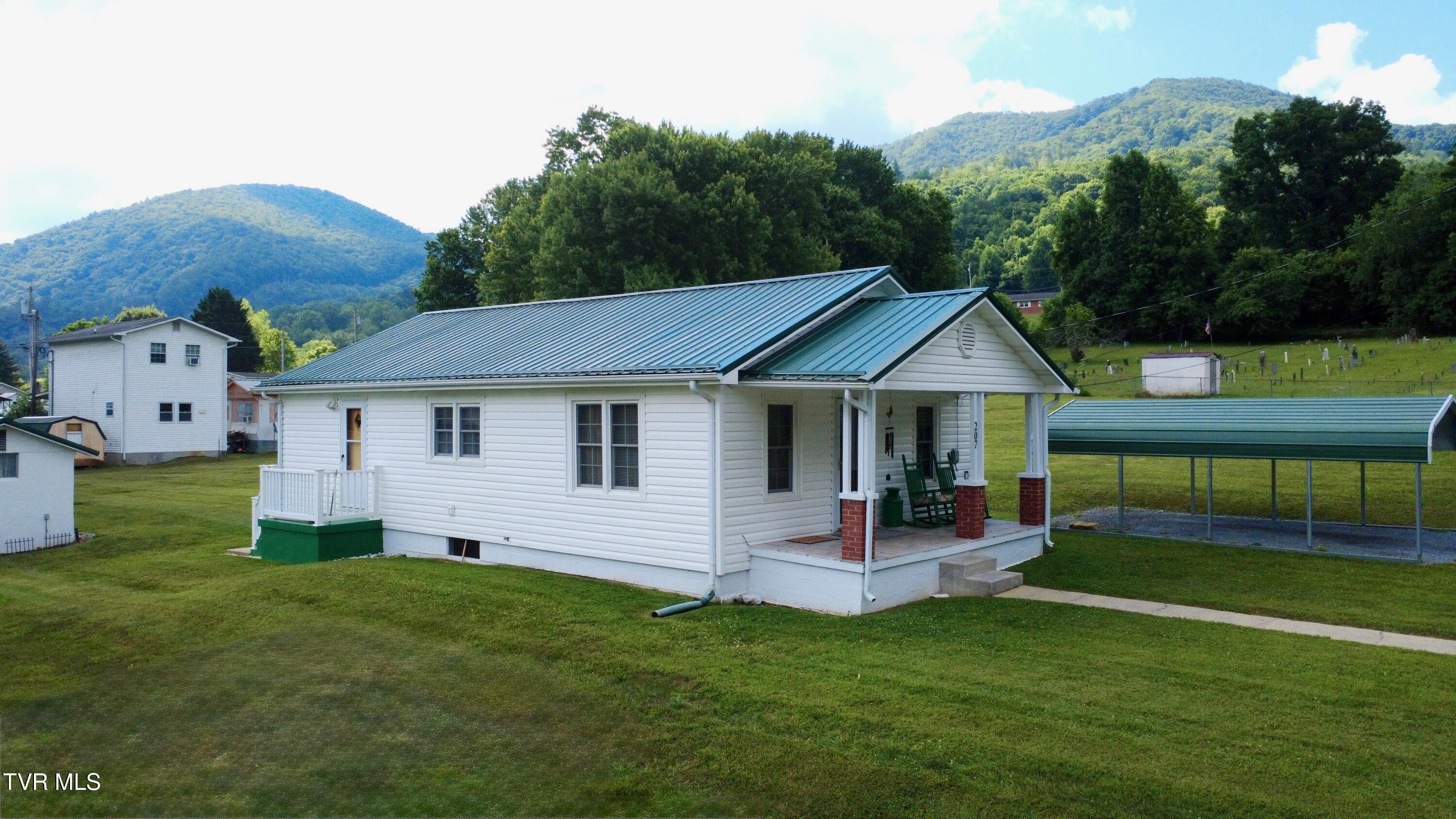 207 Charles Street Hampton, TN 37658 - Photo 2 of 18 Side