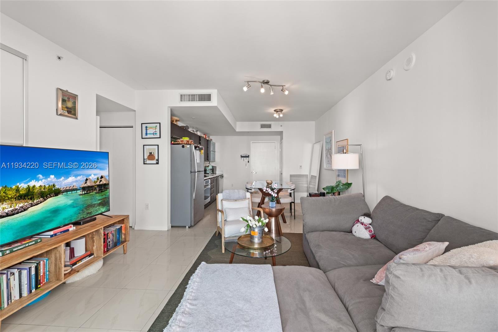 90 Southwest 3rd Street, Unit 2109 Miami, FL 33130 - Photo 11 of 31 a living room with furniture and a table