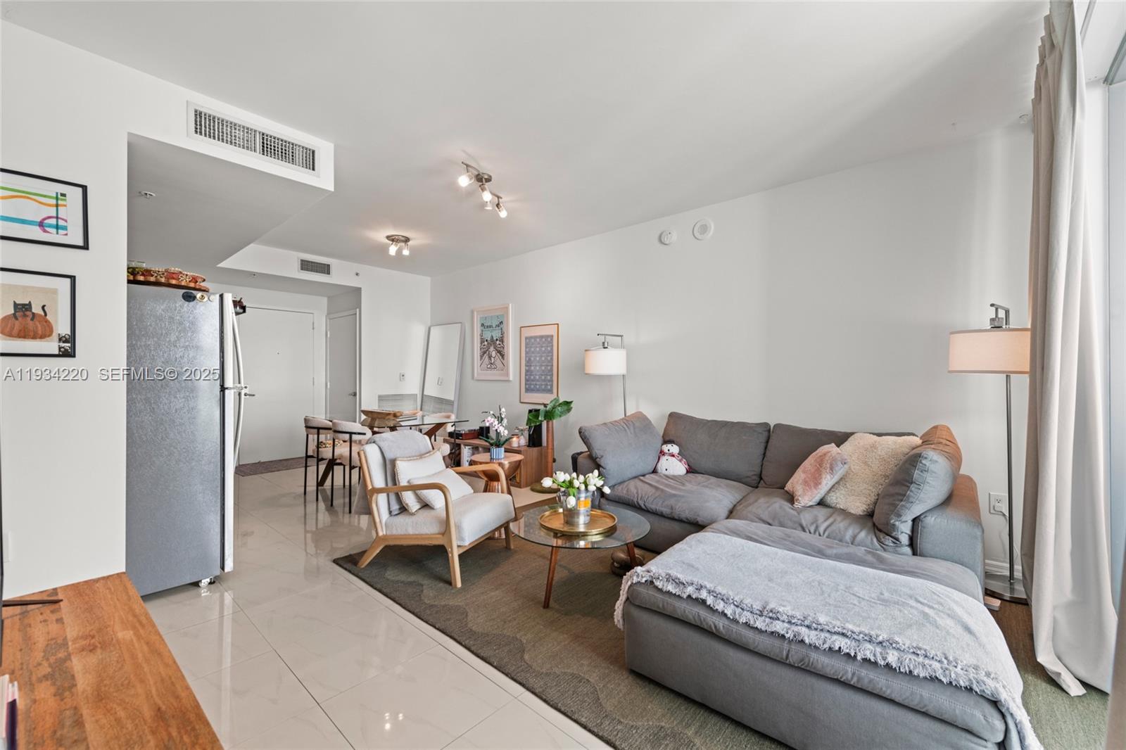 90 Southwest 3rd Street, Unit 2109 Miami, FL 33130 - Photo 15 of 29 a living room with furniture and a rug