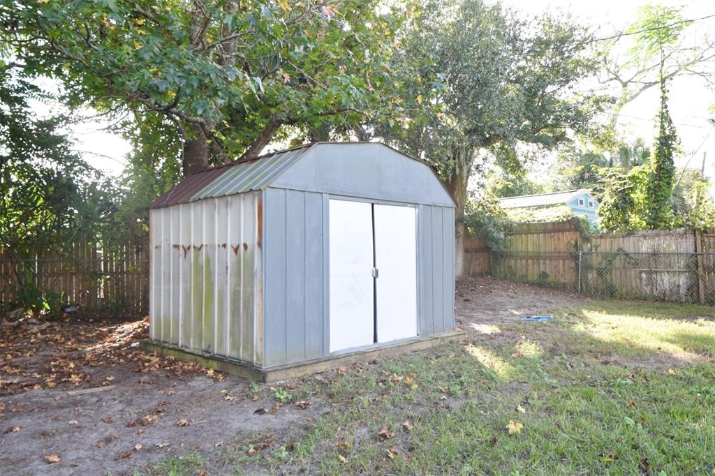 2148 Ridge Drive Winter Park, FL 32792 - Photo 24 of 33 a backyard of a house with plants and tree