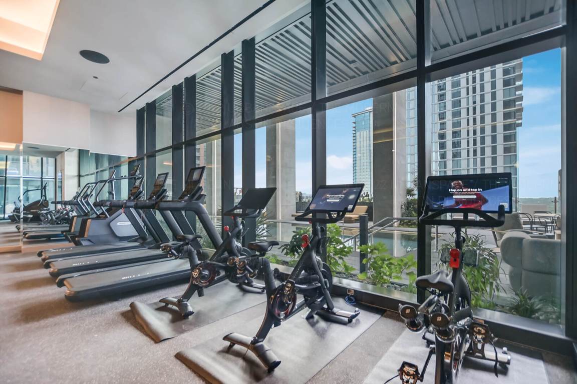 610 Davis Street, Unit 4602 Austin, TX 78701 - Photo 32 of 35 a view of a room with gym equipment
