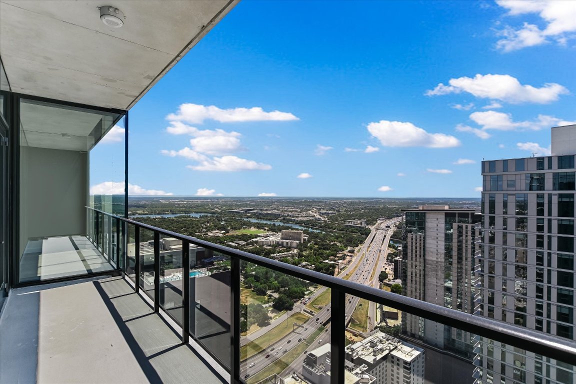 610 Davis Street, Unit 4602 Austin, TX 78701 - Photo 6 of 35 a view of a balcony with an ocean view