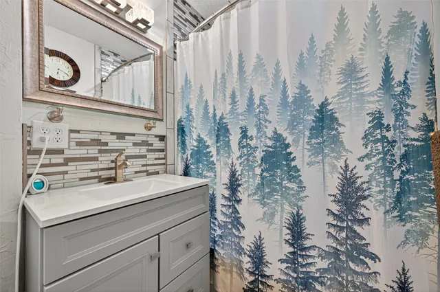 $399,000 | 14 Kingswood Drive, Van Vleck, TX 77482