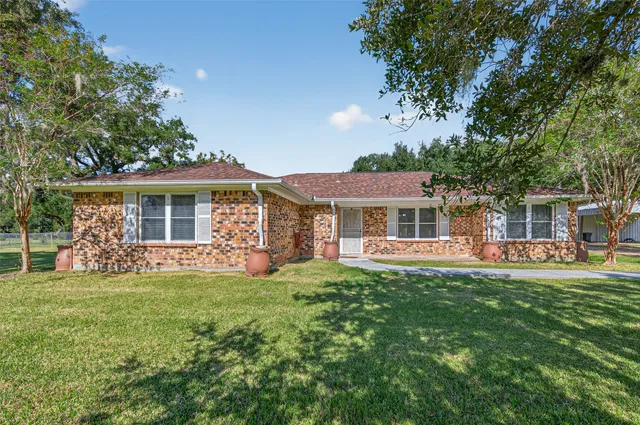 $399,000 | 14 Kingswood Drive, Van Vleck, TX 77482