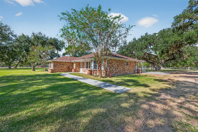 $399,000 | 14 Kingswood Drive, Van Vleck, TX 77482