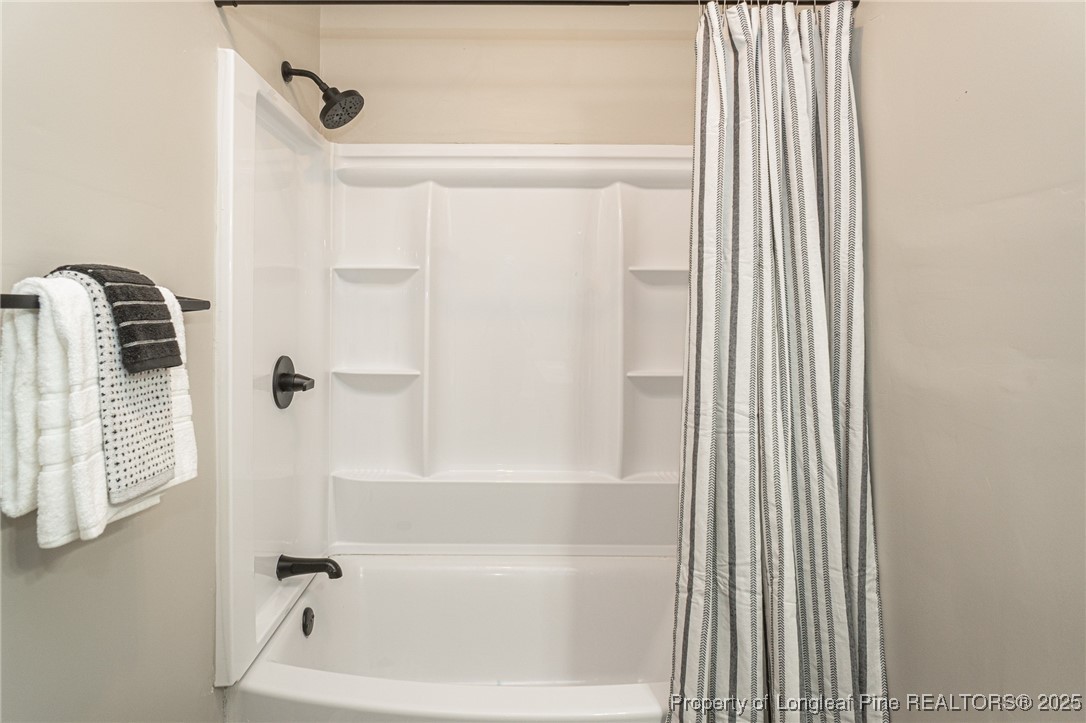 102 North 17th Street Erwin, NC 28339 - Photo 18 of 32 a bathroom with a bathtub