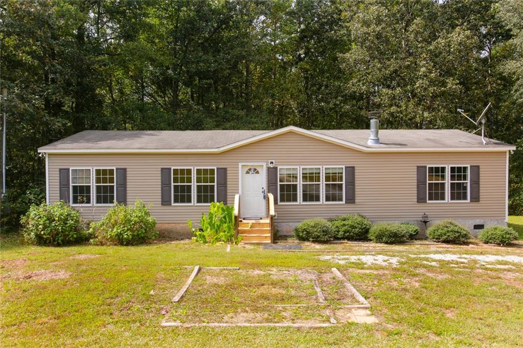 834 Hillcrest Road Bowdon, GA 30108 - Photo 1 of 1 a front view of a house with garden