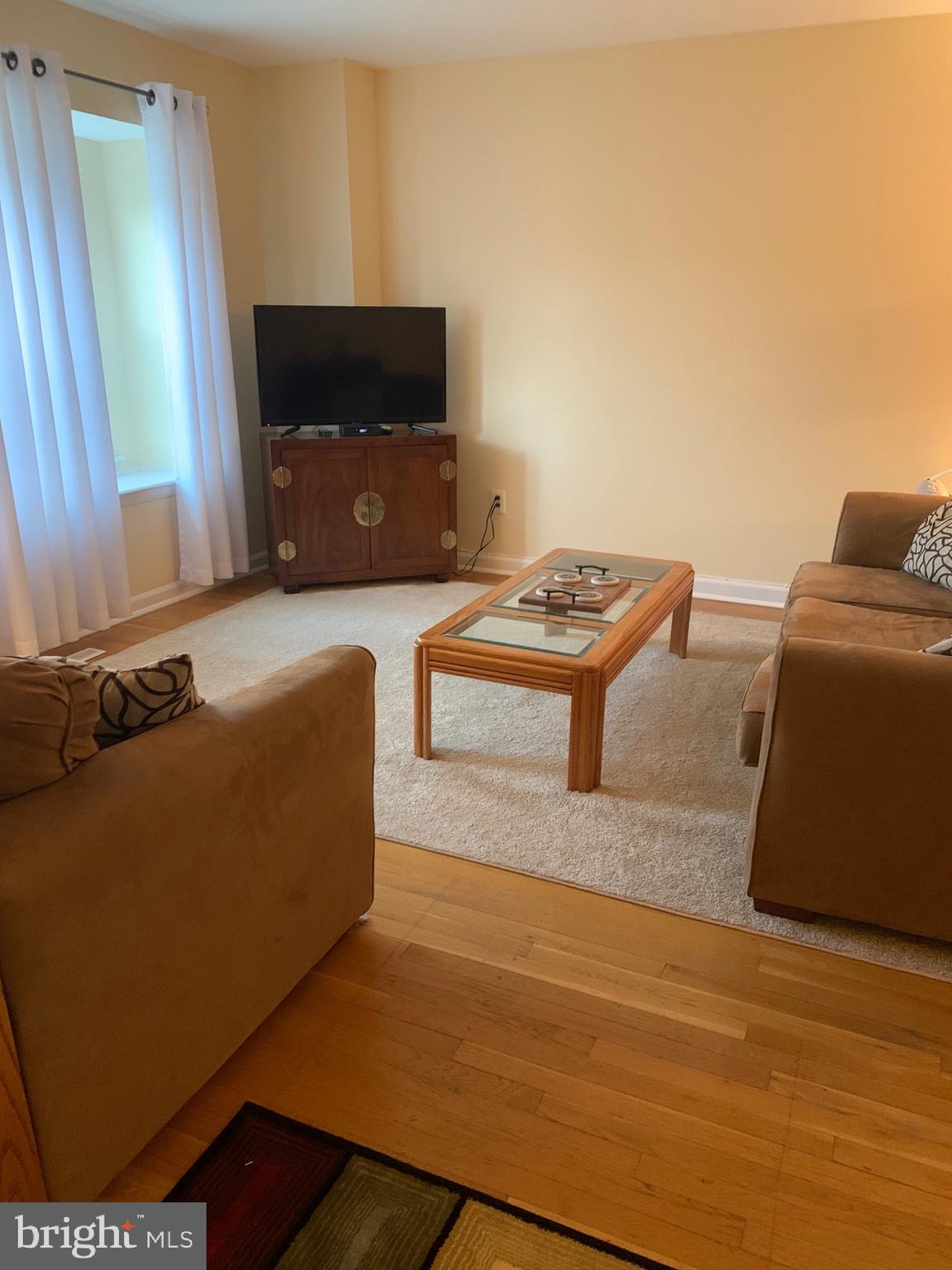 1015 Stormont Circle Halethorpe, MD 21227 - Photo 6 of 43 Living Room