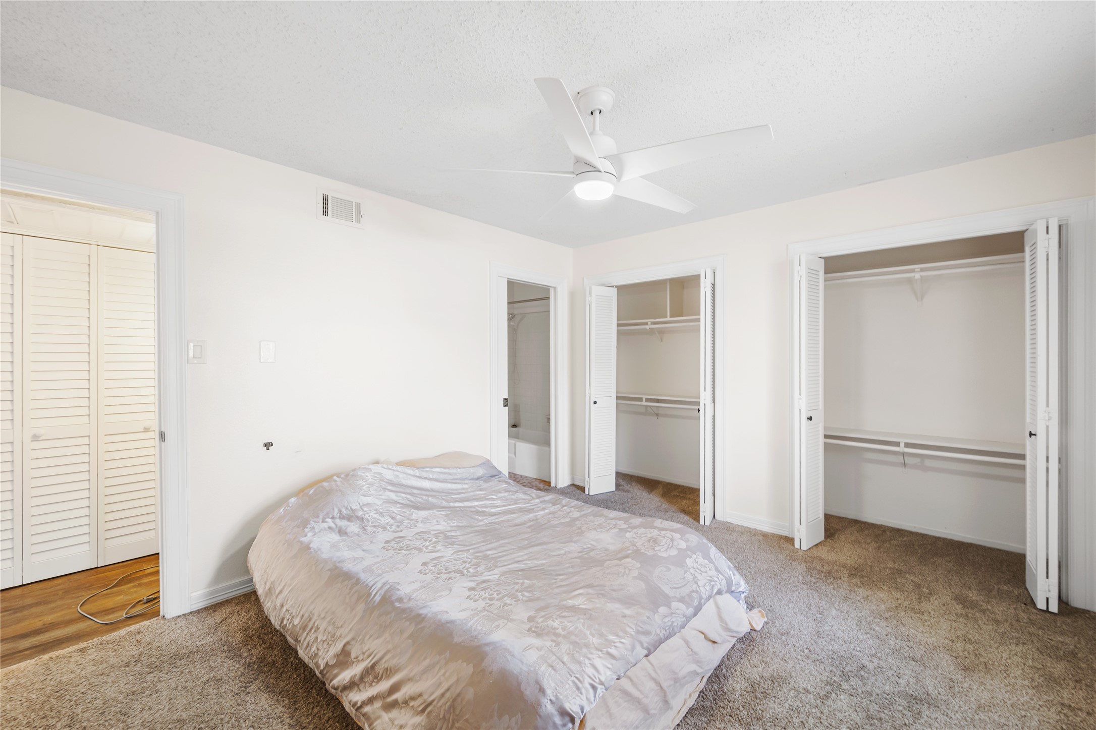 8233 Kingsbrook Road, Unit 233 Houston, TX 77024 - Photo 19 of 24 a spacious bedroom with a bed and cabinets