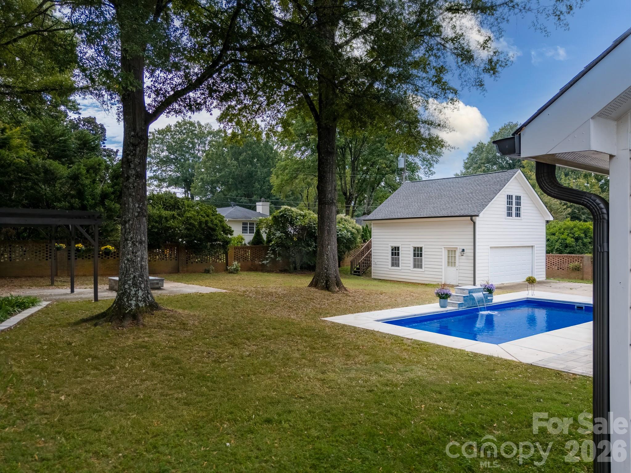 1121 South Wendover Road Charlotte, NC 28211 - Photo 47 of 48 a front view of house with yard and trees