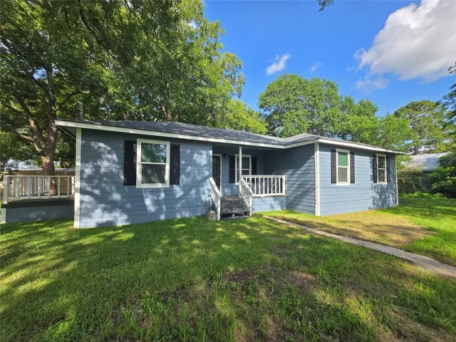 $284,900 | 802 Front Street, Columbus, TX 78934