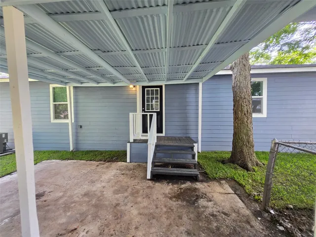 $284,900 | 802 Front Street, Columbus, TX 78934