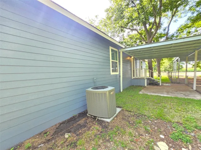 $284,900 | 802 Front Street, Columbus, TX 78934