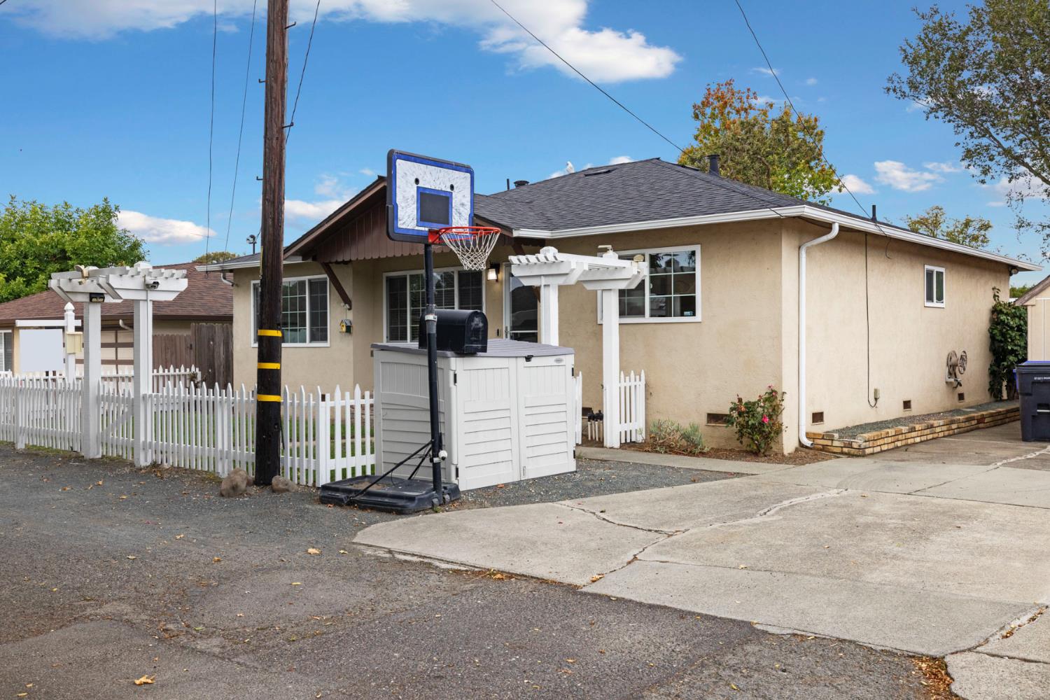 23868 Fairlands Road Hayward, CA 94541 - Photo 4 of 39