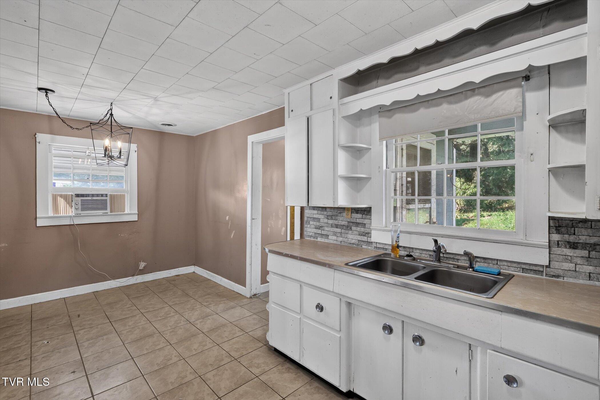113 Ell Street Greeneville, TN 37743 - Photo 14 of 35 13-113-Ell-St-WindowStill-Photography