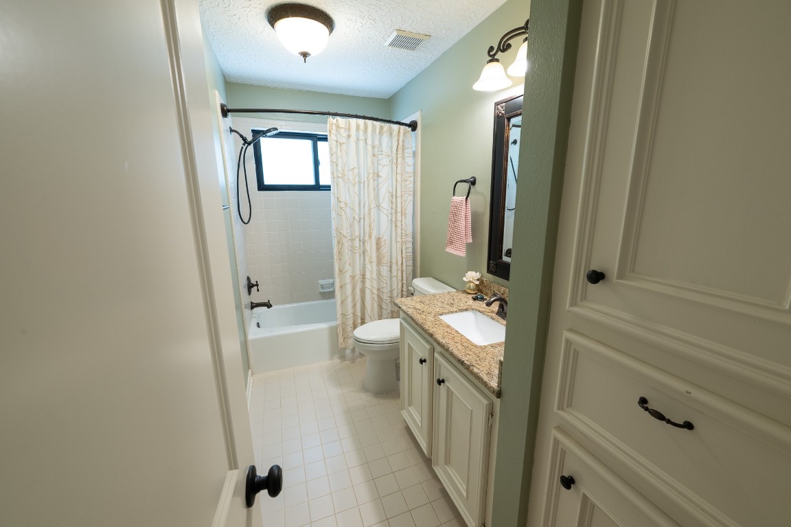 6 Red Sable Point The Woodlands, TX 77380 - Photo 30 of 50 a bathroom with a tub a sink and mirror