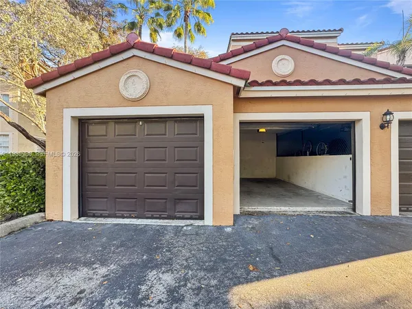a view of a entrance gate of the house