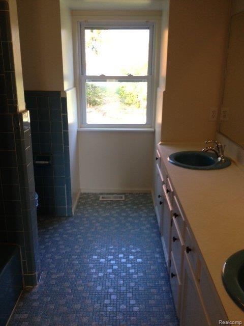 5153 Prairie View Brighton, MI 48116 - Photo 14 of 19 main bath upstairs