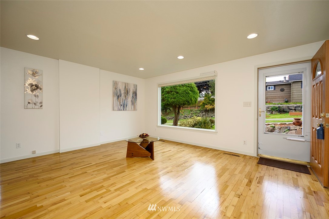 4808 Southwest Hanford Street Seattle, WA 98116 - Photo 5 of 17