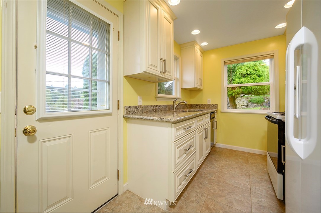 4808 Southwest Hanford Street Seattle, WA 98116 - Photo 7 of 17