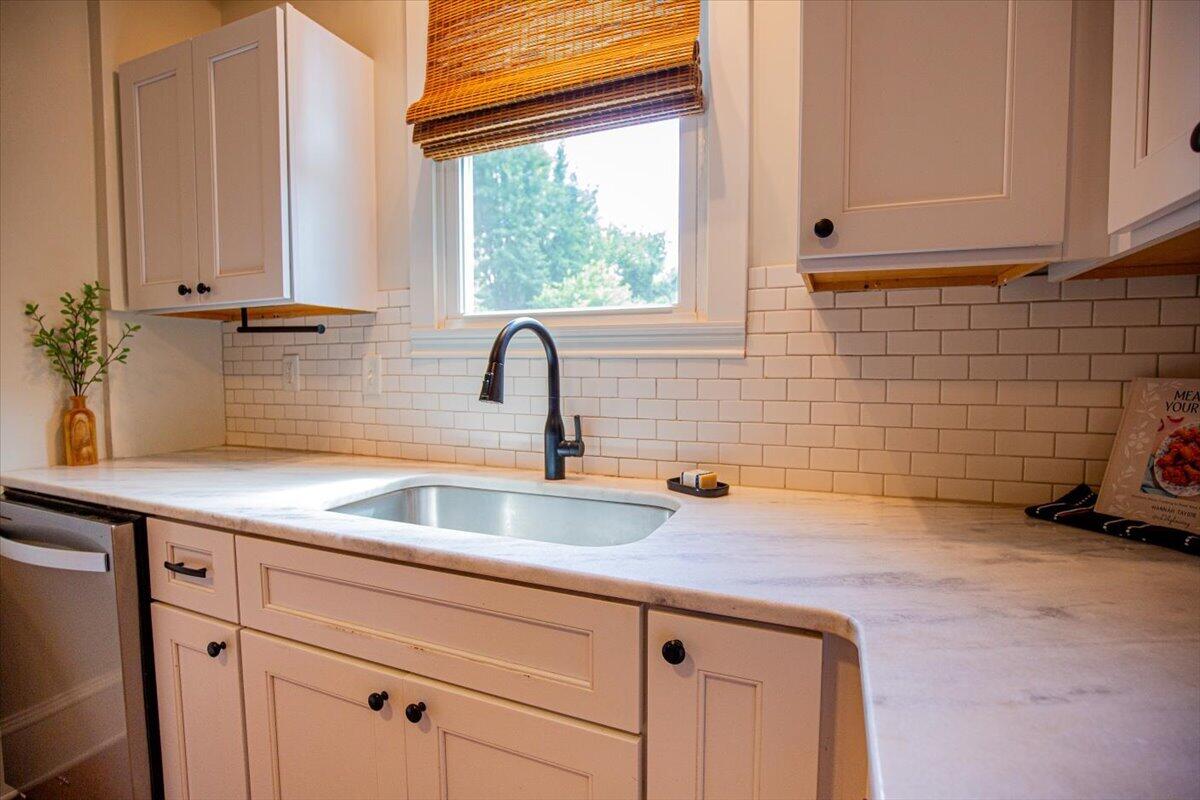 2446 Montvale Road Southwest Roanoke, VA 24015 - Photo 14 of 43 18-2446-Montvale-19