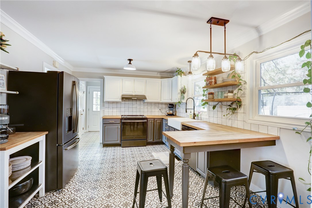 2003 Ridge Stone Court Henrico, VA 23238 - Photo 3 of 31 a kitchen with a table chairs stove and refrigerator